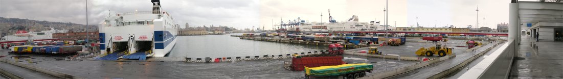Der F&auml;hrhafen von Genua